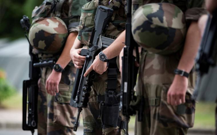Les pulls de l'armée française seront fabriqués soit en France soit au Maroc ou en Tunisie. ( POOL / IAN LANGSDON )