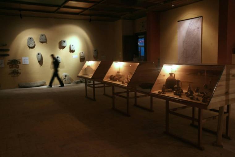Des objets antiques exposés au tout premier Musée national d'archéologie de Gaza, ouvert par Jawdat Khoudary, homme d'affaires et collectionneur palestinien, le 28 juillet 2008 ( AFP / MOHAMMED ABED )