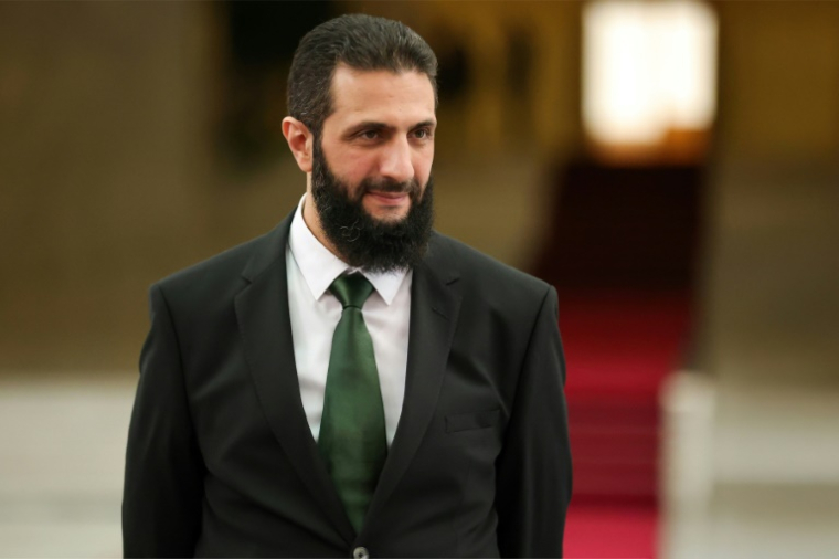 Photo fournie par le gouvernement syrien de transition montrant le dirigeant syrien Ahmed al-Chareh au palais présidentiel à Damas le 16 janvier 2025 ( Syria's Transitional Government / - )