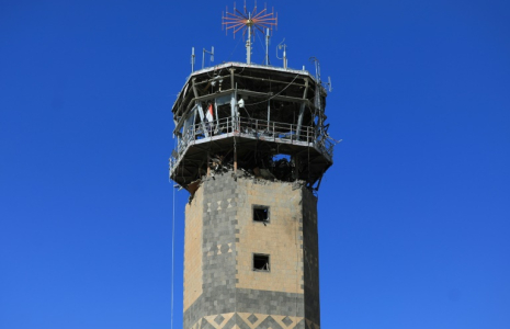 Le haut de la tour de contrôle endommagé à la suite de frappes israéliennes à l'aéroport international de Sanaa, le 27 décembre 2024 ( AFP / Mohammed HUWAIS )