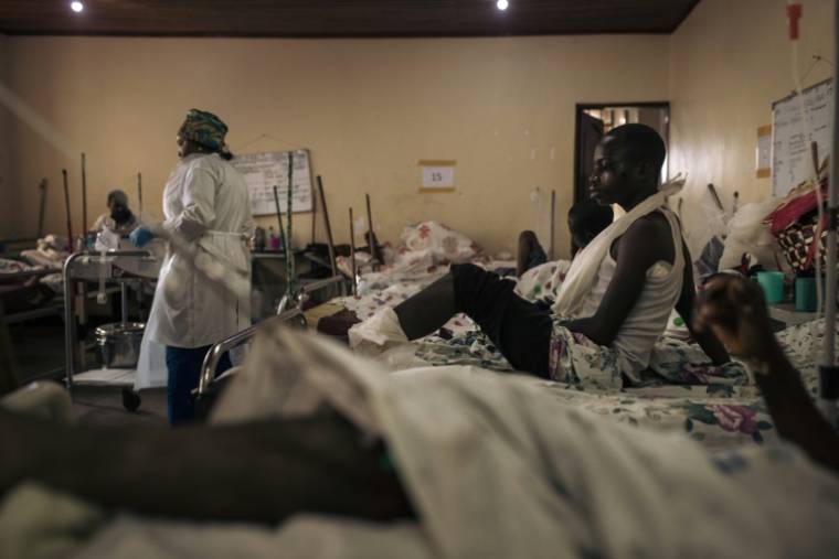 Des civils blessés dans les attaques des ADF, sont soignés à l'hôpital de Beni, dans la province du Nord-Kivu, dans l'est de la RDC, le 2 mai 2024 ( AFP / ALEXIS HUGUET )