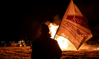 Des agriculteurs allument un feu à Dijon, le 18 novembre 2024 ( AFP / ARNAUD FINISTRE )