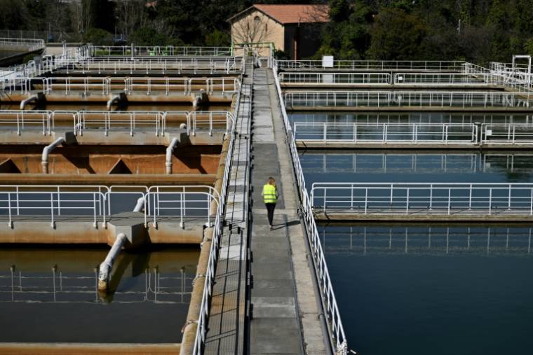 les bassins du centre de production d'eau potable de Sainte-Marthe, le 15 mars 2024 à Marseille ( AFP / Nicolas TUCAT )