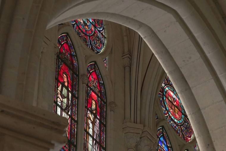 Image tirée d'une vidéo de l'AFP, le 11 avril 2024, montrant les vitraux de Notre-Dame pendant les travaux de restauration, cinq ans après l'incendie qui l'a dévastée ( AFP / Mathilde BELLENGER )