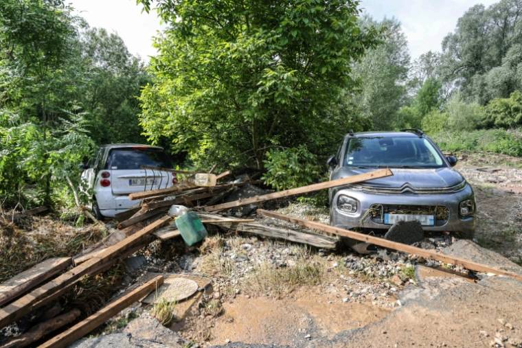 Des voitures après la coulée de boue qui a touché Sailly-Laurette, dans la Somme, le 22 mai 2024 ( AFP / Denis CHARLET )