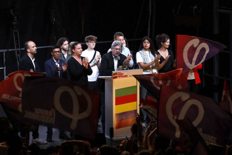 Jean-Luc Melenchon prononce un discours lors d'un rassemblement du Nouveau Front Populaire à la Place de la République