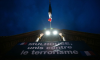 Une banderole "Mulhouse, unis contre le terrorisme" sur l'hôtel de ville de Mulhouse, le 24 février 2025 ( AFP / SEBASTIEN BOZON )