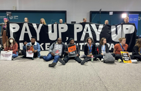 Plusieurs activistes mènent une action silencieuse afin de demander de l'argent aux pays riches pour la lutte contre le changement climatique, à la COP29, le 16 novembre 2024 à Bakou.  ( AFP / Laurent THOMET )