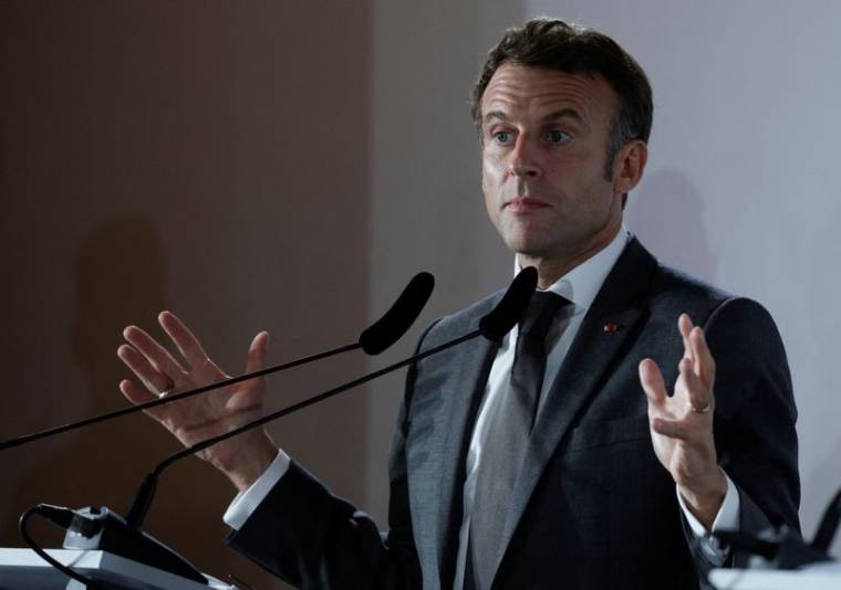 Le président français Emmanuel Macron assiste à une conférence de presse lors du sommet informel de l'UE