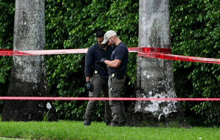 Le FBI sur les lieu près du golf de Donald Trump à Palm Beach (Floride), aux Etats-Unis, le 15 septembre 2024 ( AFP / CHANDAN KHANNA )