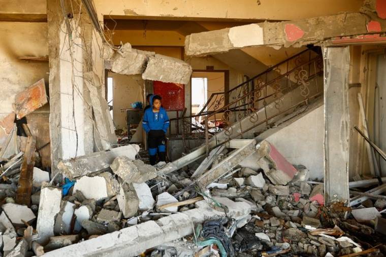 Les débris d'un immeuble d'habitation après une frappe israélienne à Khan Younès