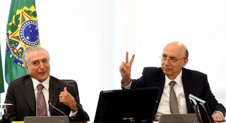 Michel Temer (à gauche sur la photo) accède à la présidence pour une période comprise entre six mois et deux ans. Il a pris comme ministre des Finances Henrique Meirelles, ancien de la banque centrale et apprécié des investisseurs. (© E. Sa / AFP)