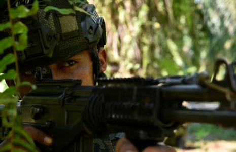 Un soldat colombien en patrouille à Tibu, dans le nord-est du pays, le 21 janvier 2025 ( AFP / Schneyder Mendoza )