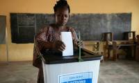 Vote au Togo dans une école primaire de Hedzranawoe à Lome pour les législatives du 29 avril 2024 ( AFP / Emile KOUTON )