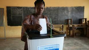Vote au Togo dans une école primaire de Hedzranawoe à Lome pour les législatives du 29 avril 2024 ( AFP / Emile KOUTON )