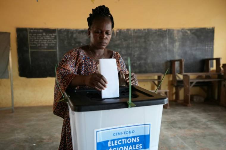 Une électrice vote à Lomé lors des élections  législatives au Togo le 29 avril 2024 ( AFP / Emile KOUTON )