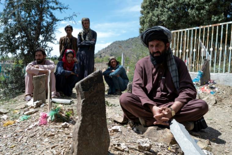 Des hommes rassemblés dans un cimetière de la zone des Balkhel du district de Janikhel, dans la province de Paktia, le 22 avril 2024 en Afghanistan ( AFP / Wakil KOHSAR )