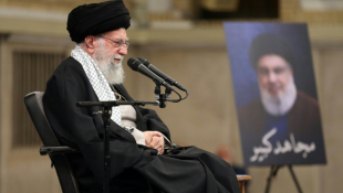 Le guide suprême iranien, l'ayatollah Ali Khamenei, a indiqué le 27 octobre 2024 qu'il ne fallait "ni exagérer ni minimiser" les frappes menées par Israël la veille contre des sites militaires en Iran ( KHAMENEI.IR / - )