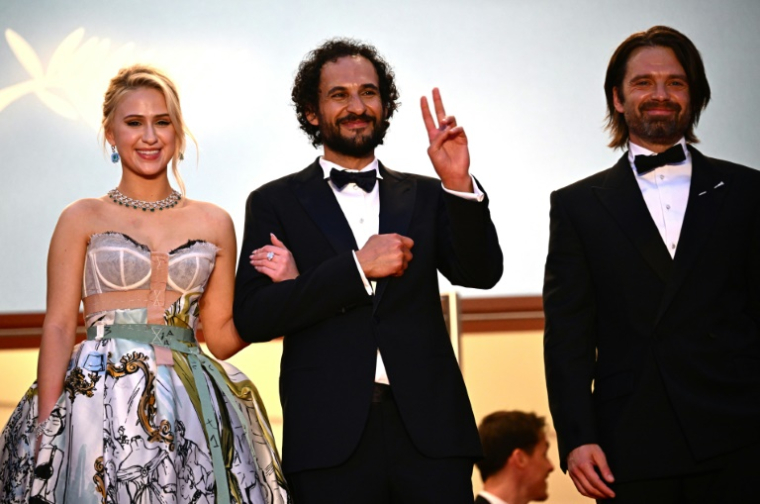 L'actrice bulgare Maria Bakalova, le réalisateur dano-iranien Ali Abbasi et l'acteur américano-roumain Sebastian Stan à l'issue de la projection du film "The Apprentice", le 20 mai 2024 au 77e Festival de Cannes ( AFP / LOIC VENANCE )