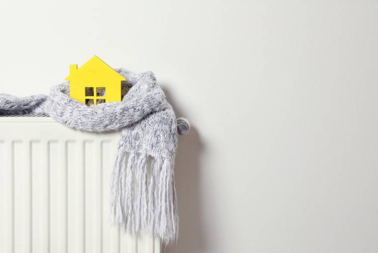 Avec le retour du froid, la tentation de surchauffer son logement est grande. crédit photo : New Africa/Shutterstock / New Africa