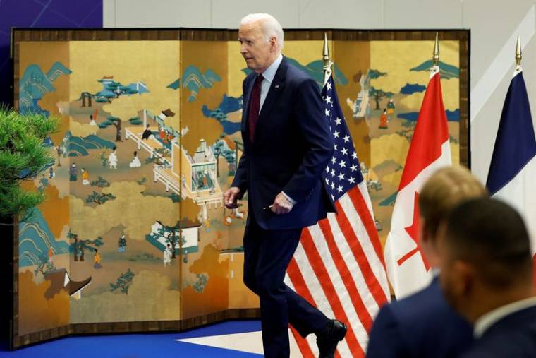 Le président américain Joe Biden arrive pour une conférence de presse à la suite du sommet du G7 à Hiroshima, au Japon