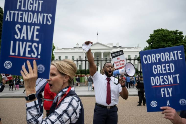 Des hôtesses et stewards d'American Airlines manifestent devant la Maison Blanche, le 9 mai 2024 ( AFP / Drew ANGERER )