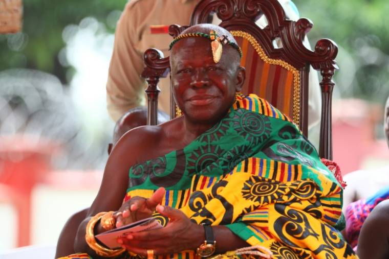Le roi Asante du Ghana, Otumfuo Osei Tutu II, lors d'une cérémonie à l'occasion du prêt pour trois ans par le British Museum et le Victoria & Albert Museum d'ojets royaux au palais Manhyia de Kumasi, le 1er mai 2024 ( AFP / Nipah Dennis )