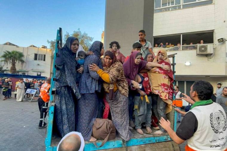 Des blessés arrivant à l'hôpital Shifa de Gaza