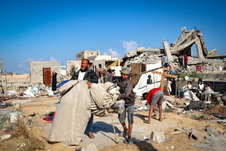 Des Palestiniens déplacés emballent leurs affaires et leurs tentes Rafah, dans le sud de la bande de Gaza, le 15 mai 2024  ( AFP / - )