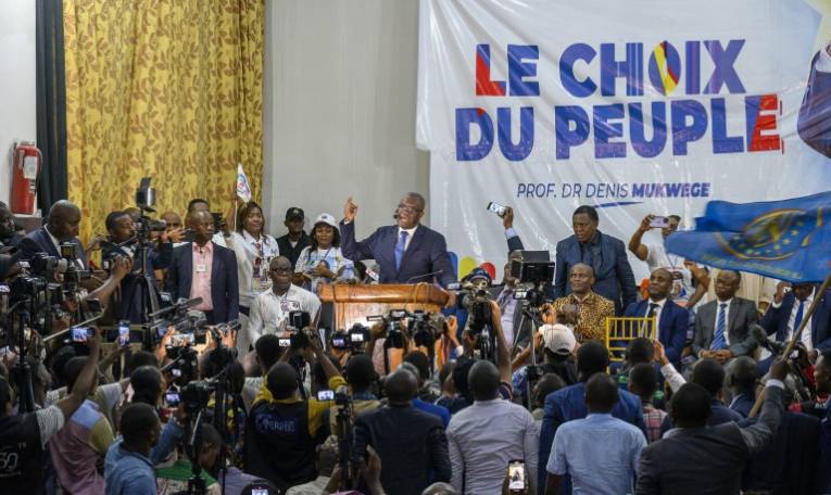 Denis Mukwege (c) s'adresse à ses partisans, à Kinshasa, le 2 octobre 2023 ( AFP / Arsene Mpiana )