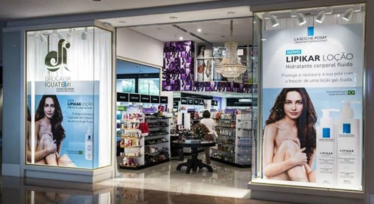 L'Oréal est recommandé par Deutsche Bank. Ici, La Roche-Posay s’affiche dans les vitrines d’un drugstore au Brésil. (© L’Oréal)