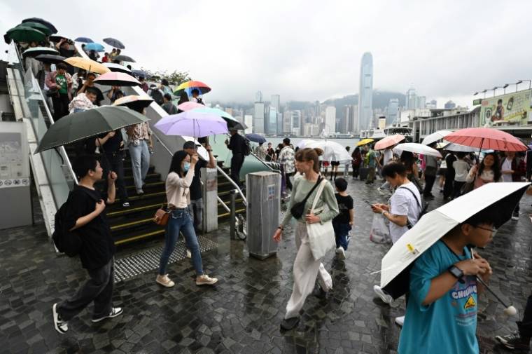 Des touristes de Chine continentale sur le front de mer de Tsim Sha Tsui à Hong Kong, le 1er mai 2024 ( AFP / Peter PARKS )