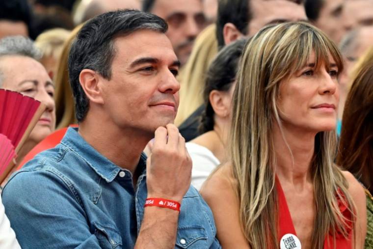 Le Premier ministre espagnol Pedro Sanchez et son épouse Begoña Gómez, le 21 juillet 2023 à Getafe, près de Madrid ( AFP / JAVIER SORIANO )