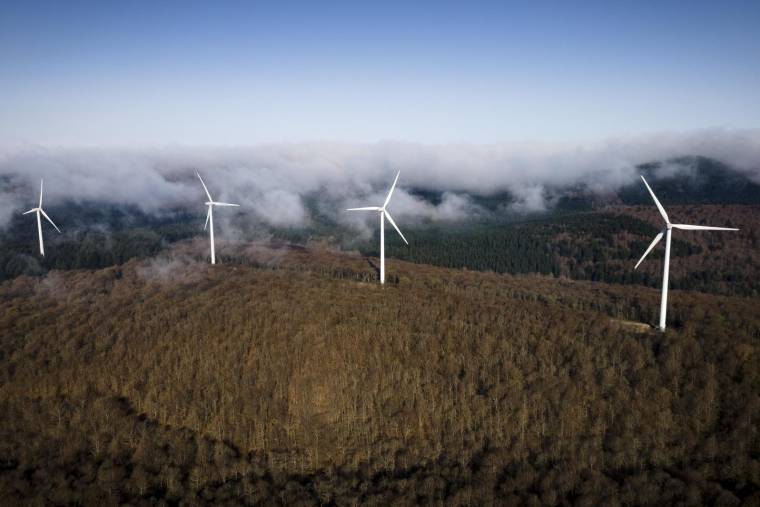 Des éoliennes, à Cuxac Cabardes, le 16 avril 2022. ( AFP / Lionel BONAVENTURE )