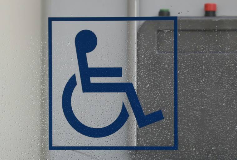Les pouvoirs publics font preuve d'un "attentisme scandaleux" s'agissant du respect des droits des personnes handicapées, ont dénoncé le 17 avril 2024 plusieurs associations ( AFP / Ludovic MARIN )