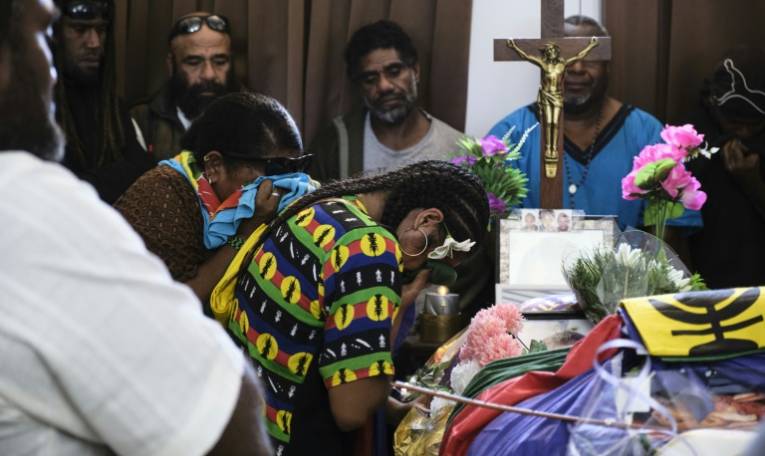Des proches se recueillent devant le cercueil de Stéphanie Nasaie Doouka, tuée pendant les émeutes, lors de ses funérailles à Nouméa, le 1er juin 2024 en Nouvelle-Calédonie ( AFP / Theo Rouby )