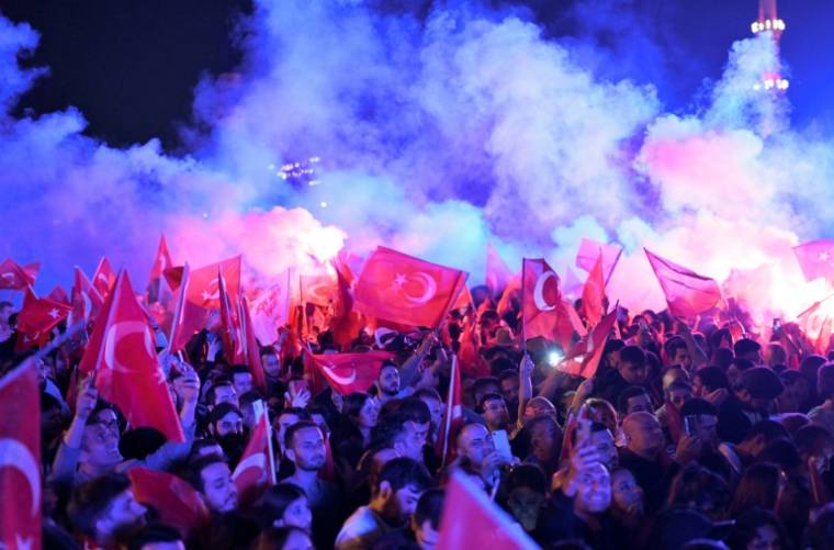 Des partisans de l'opposition turque réunis devant la municipalité d'Istanbul, dimanche 31 mars 2024 ( AFP / YASIN AKGUL )