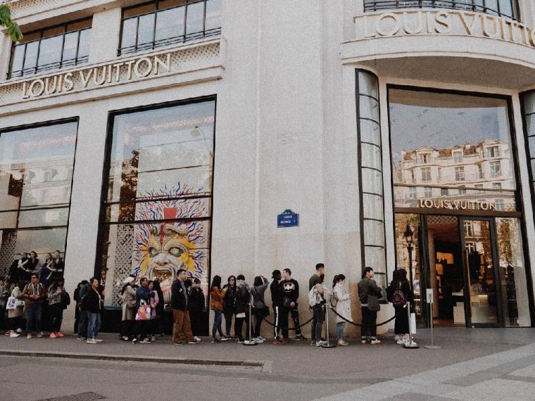 Qui sont les touristes les plus adeptes du shopping en Île-de-France? (Crédit photo: Melanie Pongratz - Unsplash)