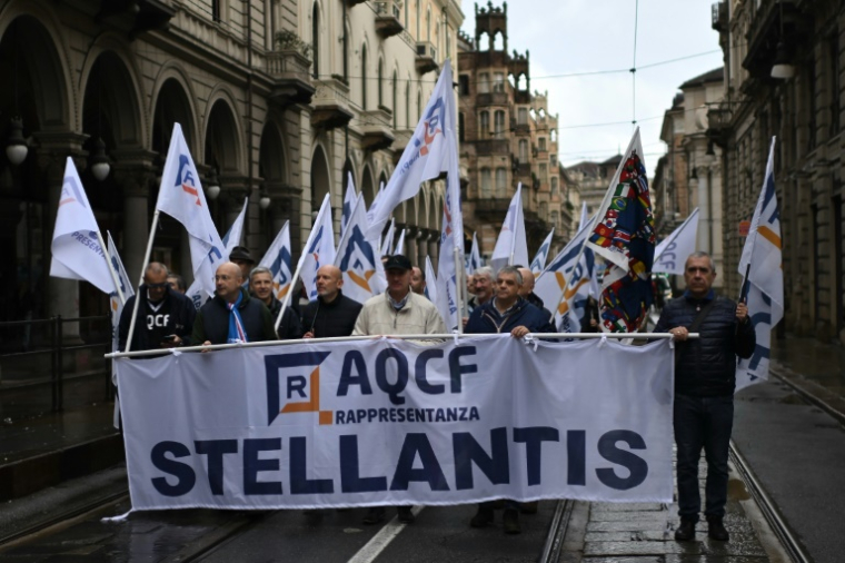 Des salariés de Stellantis et du secteur automobile en grève manifestent à Torino, le 18 October 2024 en Italy (AFP/MARCO BERTORELLO)