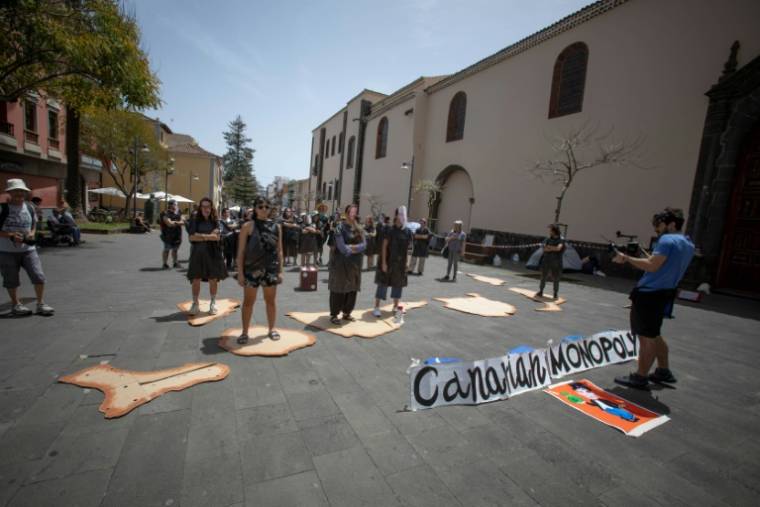 Des membres de Canaria se agota  manifestent contre la construction d'un hôtel près de la plage de La Tejita sur l'île de Tenerife aux Canaries le 13 avril 2024 ( AFP / DESIREE MARTIN )