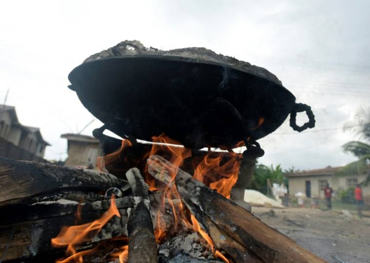 L'équipement des ménages africains en systèmes de cuisson non dangereux est un enjeu sanitaire, social et climatique majeur ( AFP / Pius Utomi EKPEI )