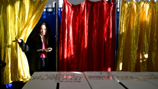 Une électrice dans un bureau de vote pour le premier tour de l'élection présidentielle en Roumanie, le 24 novembre 2024 à Bucarest ( AFP / Daniel MIHAILESCU )