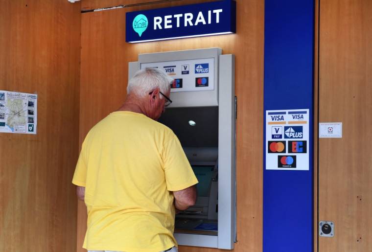 La France métropolitaine compte 48.710 distributeurs de billets en activité.  ( AFP / FRED TANNEAU )