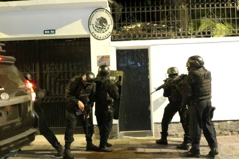 Des policiers équatoriens lors du raid contre l'ambassade mexicaine à Quito, le 5 avril 2024 ( API / ALBERTO SUAREZ )