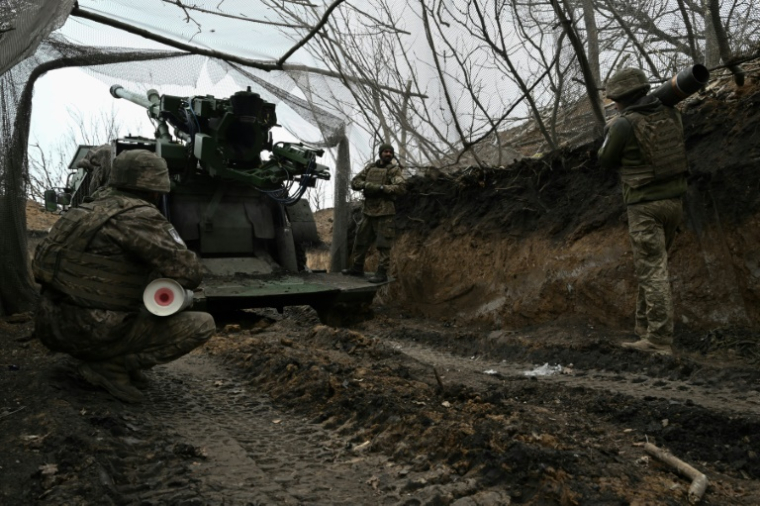 Des artilleurs de la 155e brigade mécanisée distincte des forces armées ukrainiennes se préparent à tirer un obusier automoteur César de fabrication française vers des positions russes dans un lieu non divulgué de la région de Donetsk, le 6 janvier 2025 ( AFP / Genya SAVILOV )