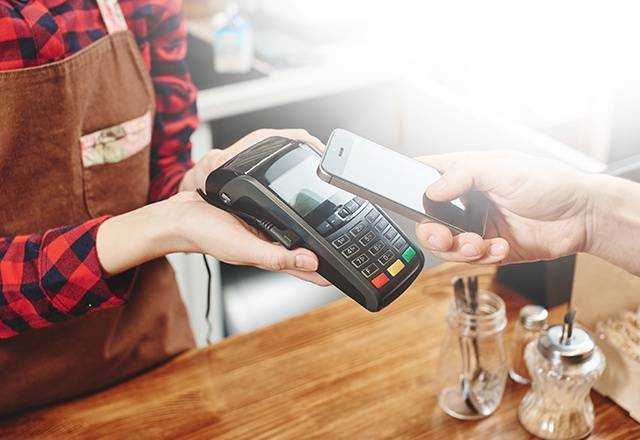 ثبت نام کارت بانکی خود برای پرداخت با تلفن همراه خود ، با Boursorama Banque آسان است (اعتبار: سهام Adobe)
