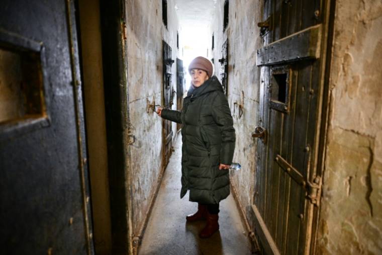 Niculina Moica montre les cellules d'isolement de la prison de Jilava, le 14 février 2024 en Roumanie ( AFP / Daniel MIHAILESCU )