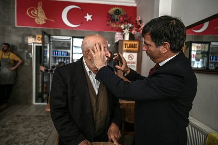 Le député Orhan Ates (D), récemment élu AKP le parti du président, ophtalmologue à la ville, dispense ses consultations pendant ses tournées de campagne dans Bayburt. Bayburt 23 mai. ( AFP / OZAN KOSE )