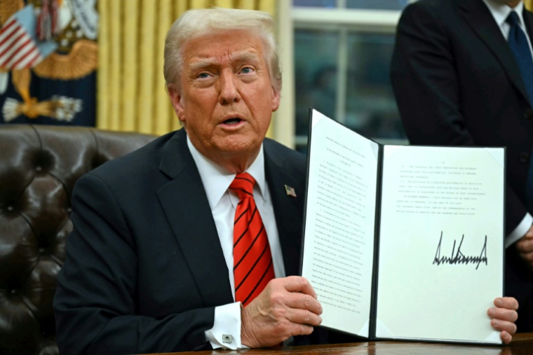 Le président américain Donald Trump signe un décret dans le Bureau ovale de la Maison Blanche, le 10 février 2025 à Washington ( AFP / ANDREW CABALLERO-REYNOLDS )