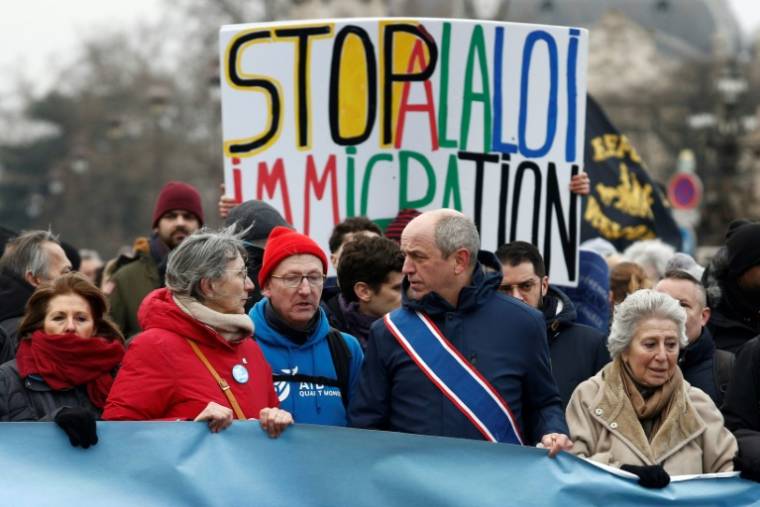 L'eurodéputé Pierre Larrouturou (4e g) lors d'une manifestation contre la loi "immigration", le 21 janvier 2024 à Paris ( AFP / Guillaume BAPTISTE )